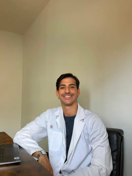 Giuseppe Calò, biologo nutrizionista, in camice nel suo studio di Bagheria